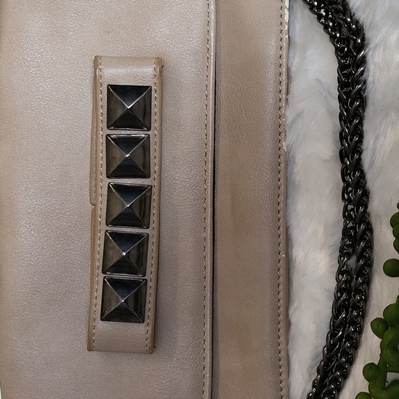 F21  Crossbody/Shoulder chain handle bag - Picture 2 of 8